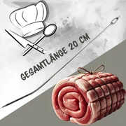 Kerafactum Spicknadel in gebogener Ausführung mit Öhr, Gesamtlänge 20 cm, daneben ein gebundener Rollbraten