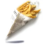 Dreieckige Spitztüte aus Papier mit Zeitungsdruck-Motiv, gefüllt mit Pommes frites, freigestellt vor weißem Hintergrund.
